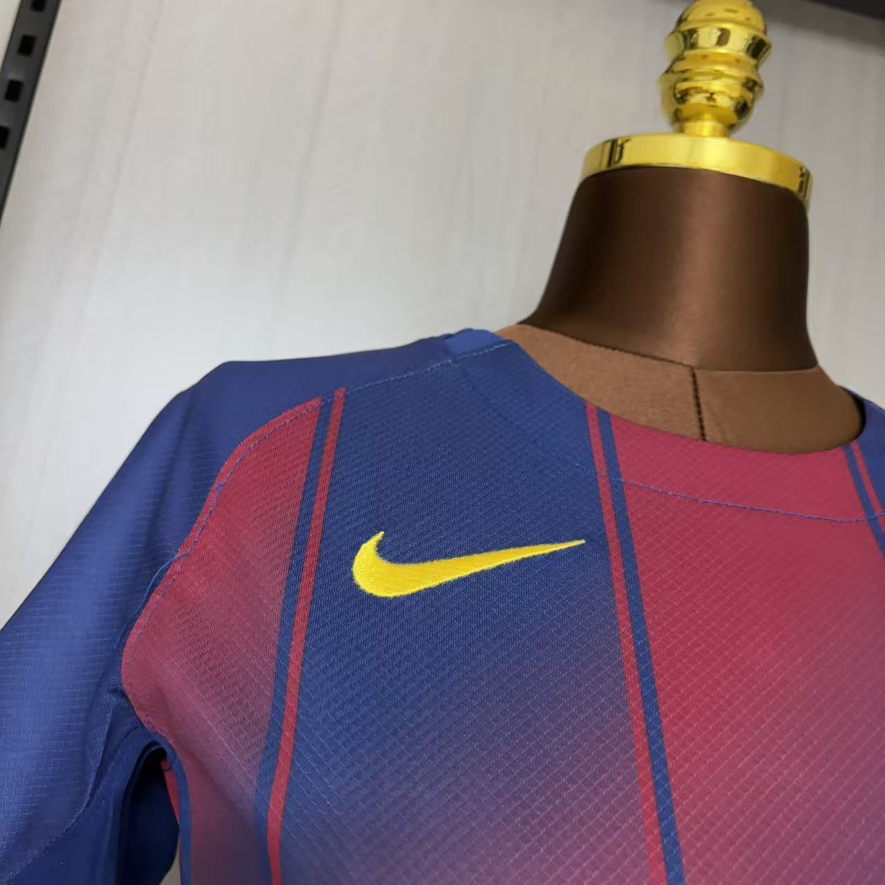 Camisa Barcelona 1 - Feminina - 2025/26