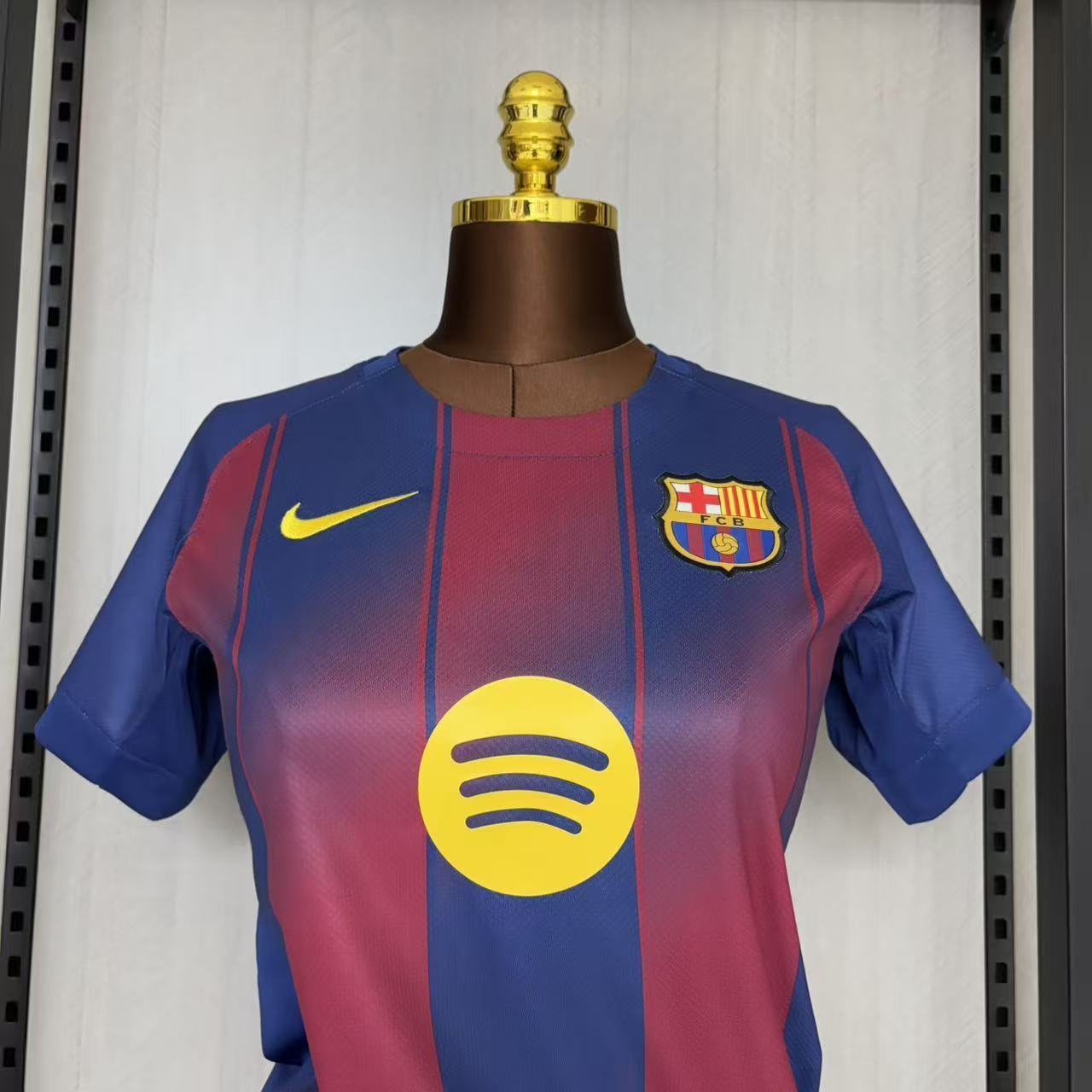 Camisa Barcelona 1 - Feminina - 2025/26