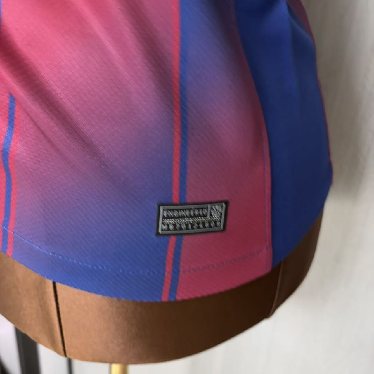 Camisa Barcelona 1 - Feminina - 2025/26
